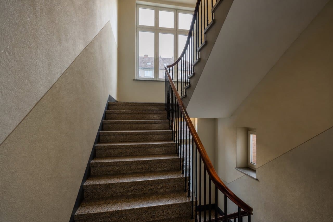 Gereinigtes Treppenhaus mit Terrazzostufen in einem Kieler Mehrfamilienhaus