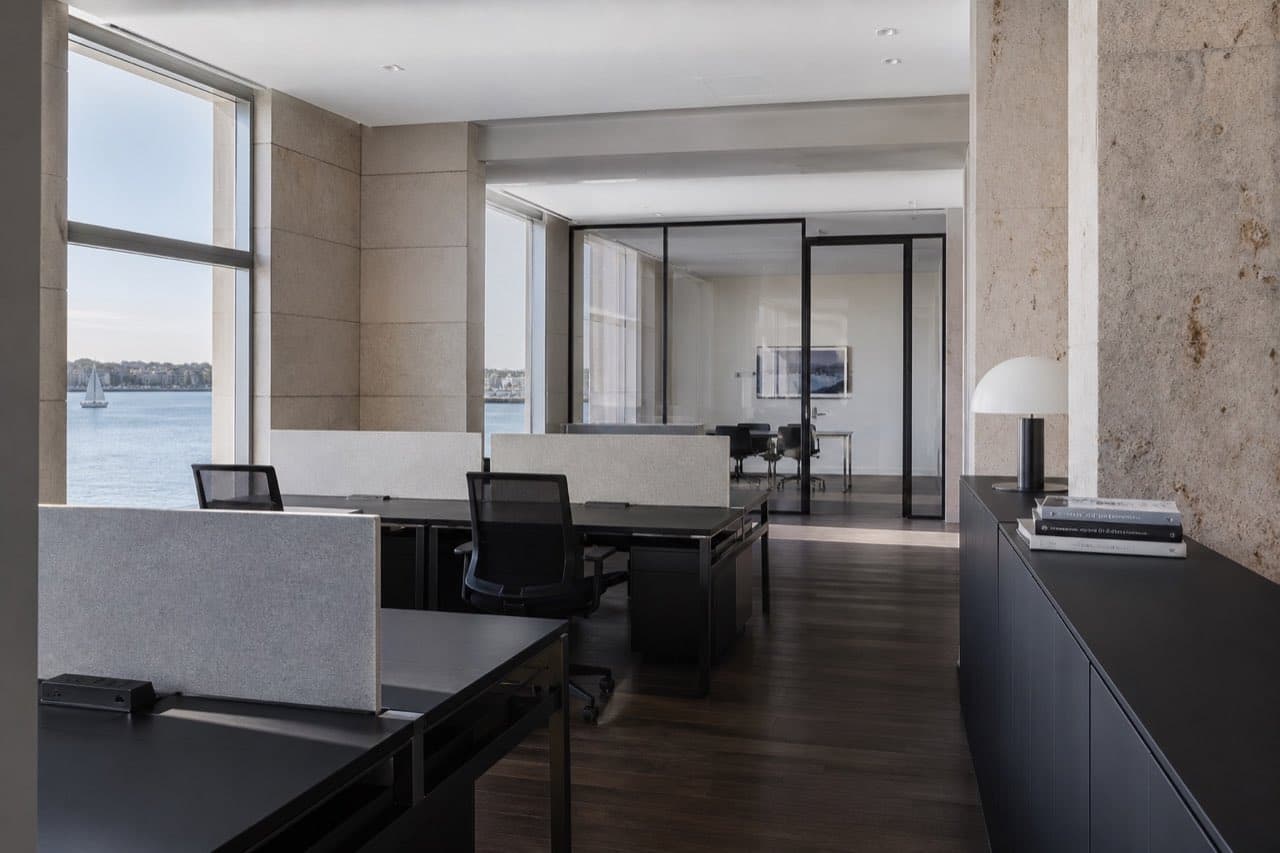 Leeres Büro am frühen Morgen mit klarem Tageslicht